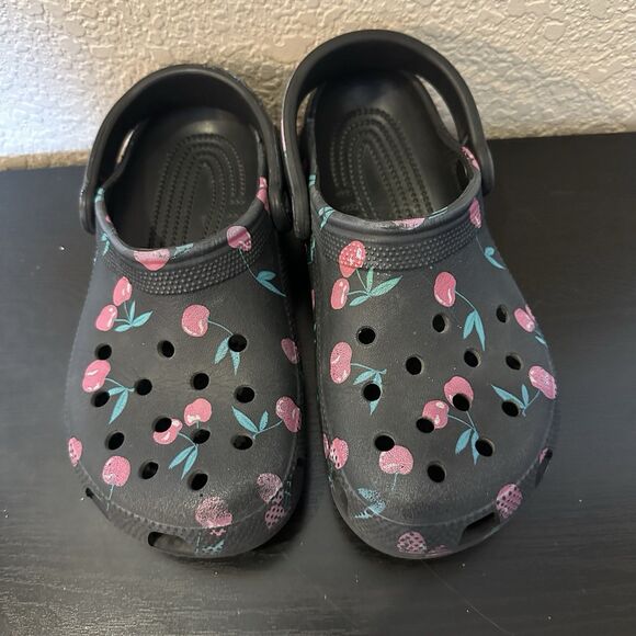 CROCS Black With Red Cherries Fruit Print Men’s 4 Women's 6 Slip On Shoes - Picture 1 of 8
